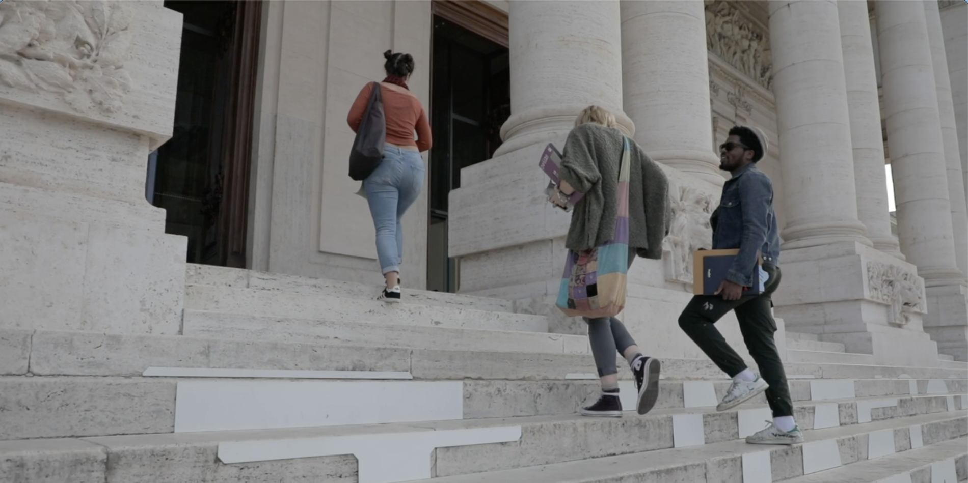 Tre studenti entrando un museo a Roma